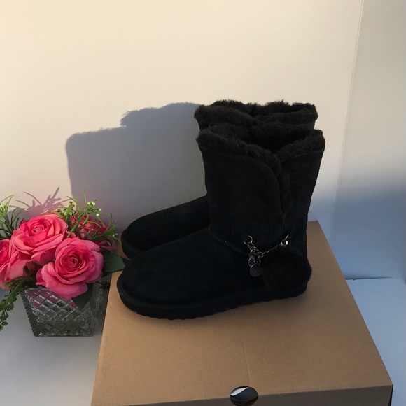 UGG Classic Short Charm - Picture 5 of 8